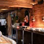 Et hyggeligt, rustikt buffetområde med varm belysning, træbjælker og et udvalg af mad lagt ud til gæster.
