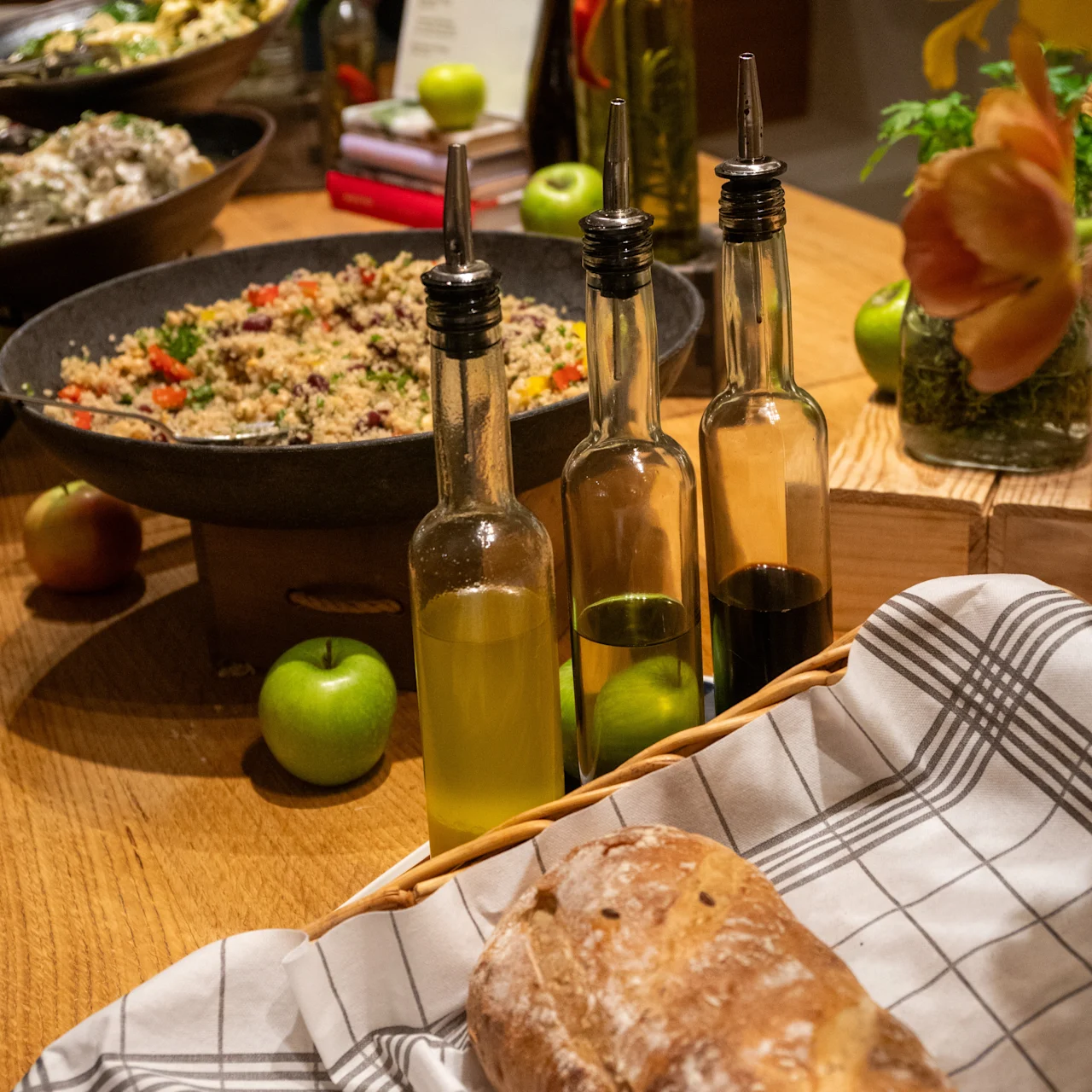 Buffetbord med håndværksbrød, smagsolier og salater i hyggelig atmosfære.