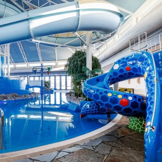 Two water slides and a indoor pool at Quality Hotel Skjærgården.