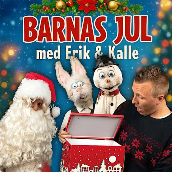 Mann åpner en julegave sammen med julenissen og to hånddukker foran et juletre med teksten Barnas Jul med Erik og Kalle