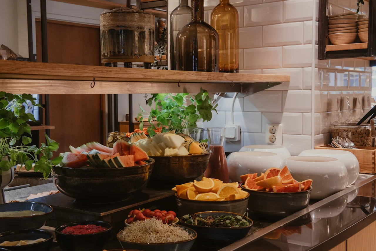 En färgstark buffé med färsk frukt som vattenmelon, apelsiner och grapefrukt på Home Hotel Grand, Helsingborg.