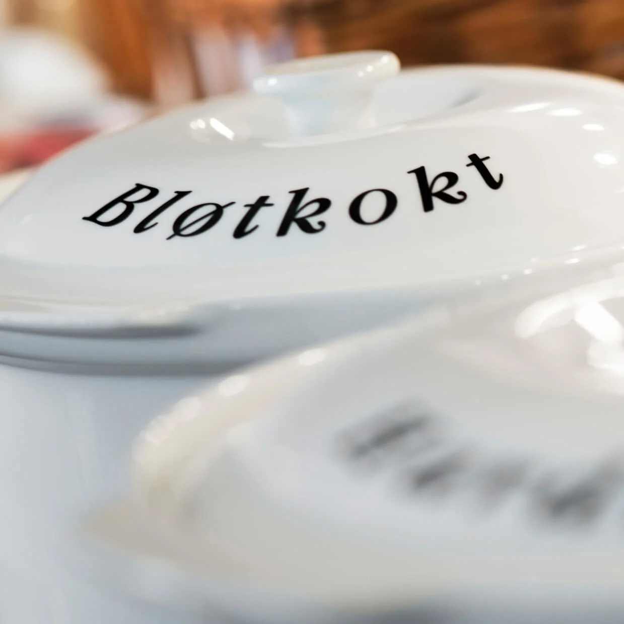 Keramiska burkar med lock märkta "Blötkokt" och "Frukost".
