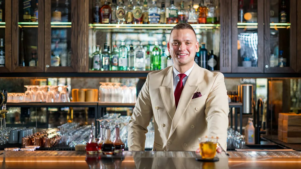 Världens bästa bartender i baren på Pier 42 i Oslo.