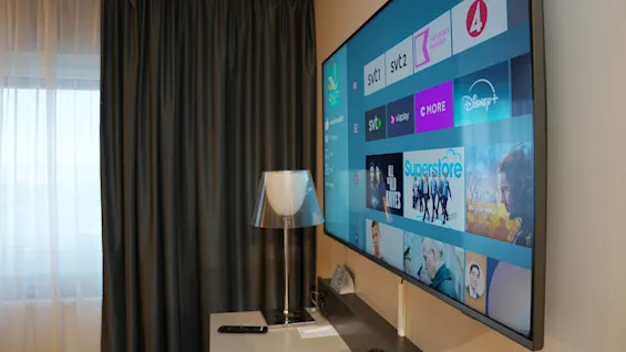 Quality Hotel Sundsvallin huone, jossa TV näyttää kanavia ja suoratoistoa, kuten svt1, svt2 ja disney+.