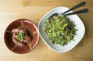 To klassikere på Shamiat: Nakanek, syrisk pølse og tabbouleh, persillesalat