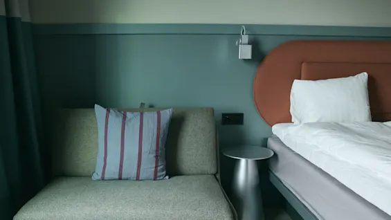 Ett inbjudande och bekvämt gästrum på Stopover Hotel Falkenberg, perfekt för en avkopplande vistelse.