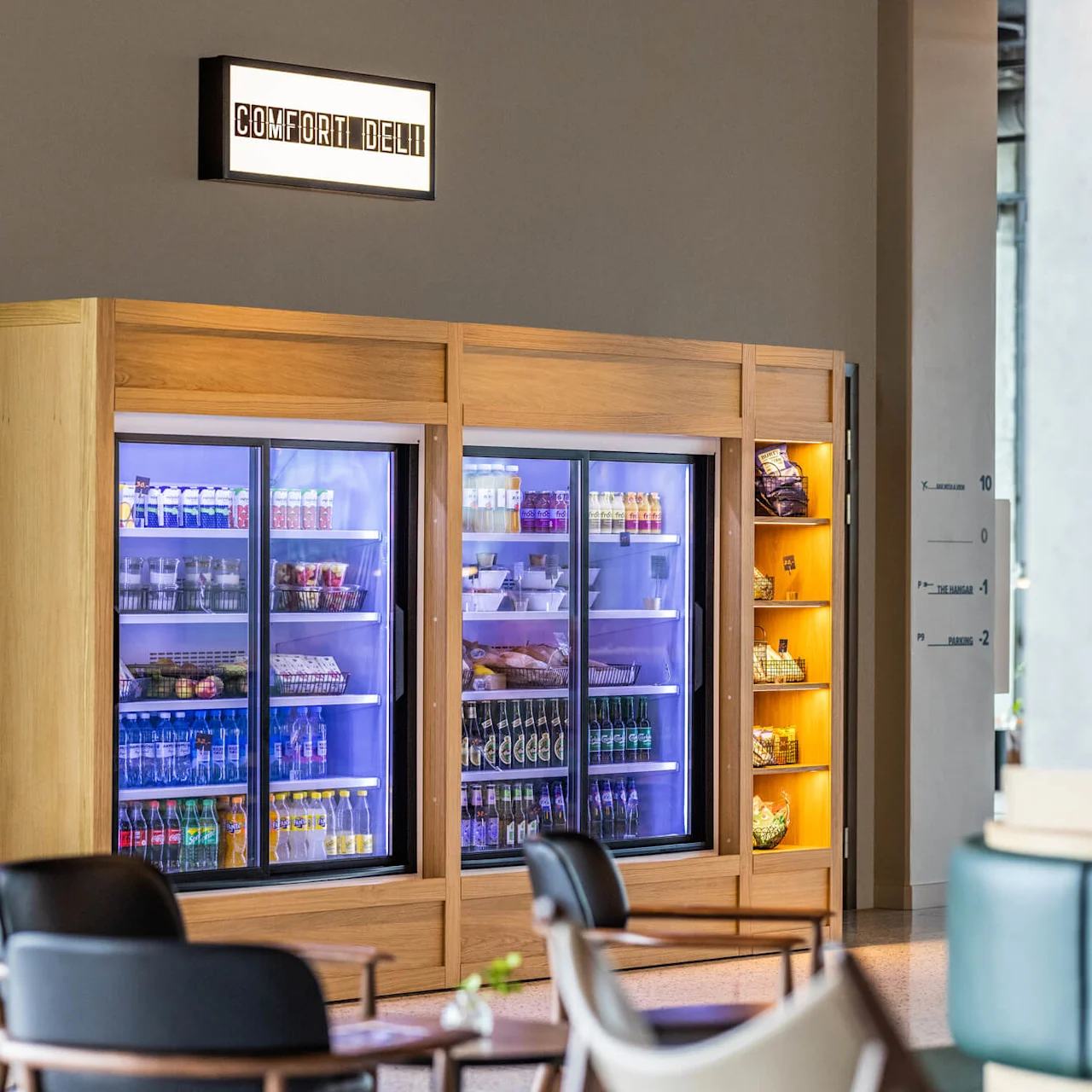Kjøleskap fylt med snacks og drikke ved en selvbetjent stasjon.