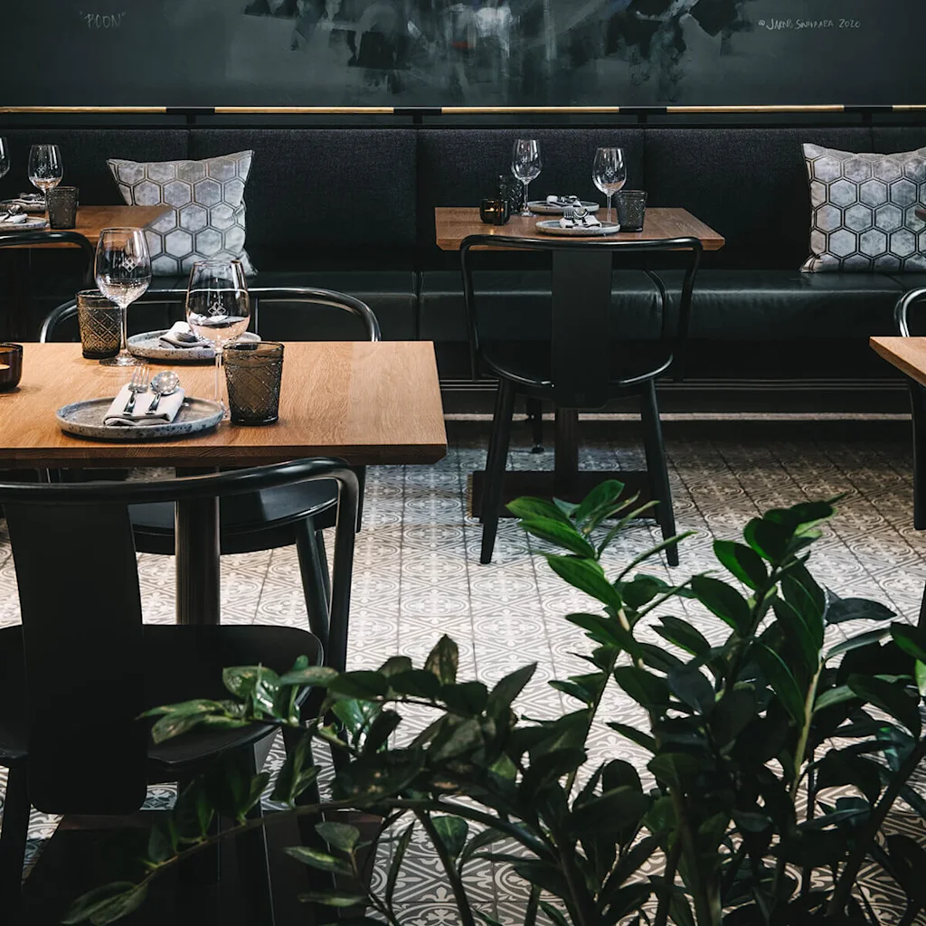 Stolar på restaurangen Boon Nam i Helsingfors.