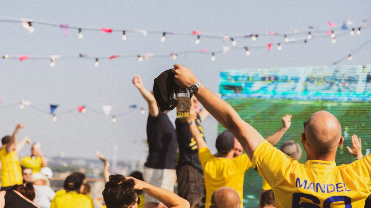 Fans heier på en offentlig visning av Fotball-VM 2026 i Stockholm på Stockholm Under Stjärnorna, med en stor skjerm som viser kampen.