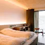 Moderni hotellihuone KG Hotel på Färöarna -hotellissa, jossa on parivuode, puukalusteet ja suuret maisemaikkunat.
