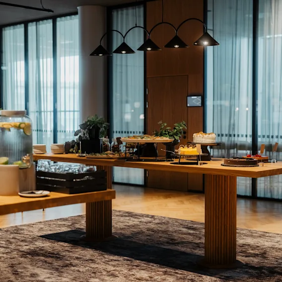 Moderni buffetpöytä kakkuineen, pikkuruokineen ja juomineen, järjestetty konferenssiin Clarion Hotel Helsinki Airportissa.