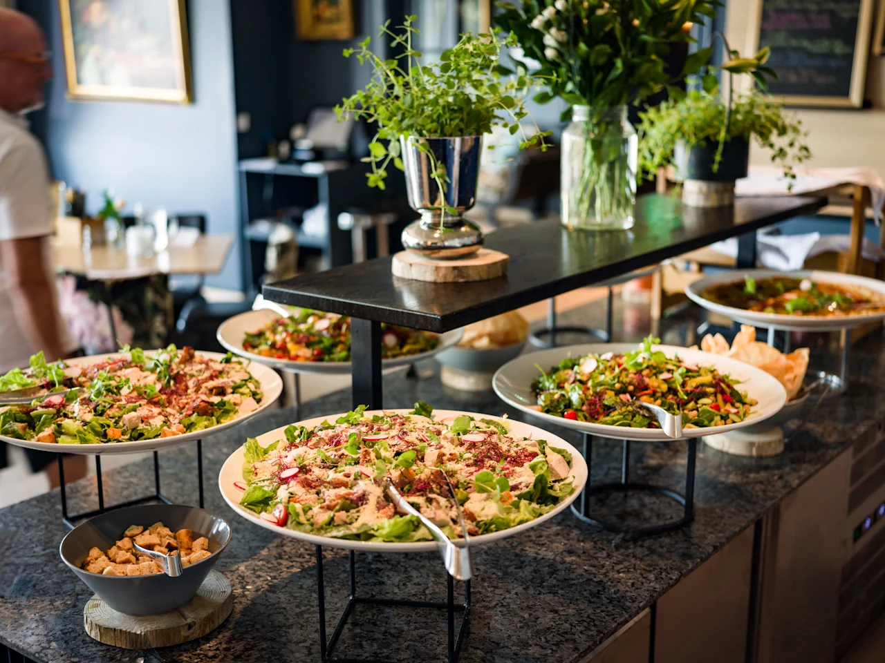 En inbjudande buffé på Quality Hotel Grand Larvik med ett urval av fräscha, läckra sallader och andra rätter.
