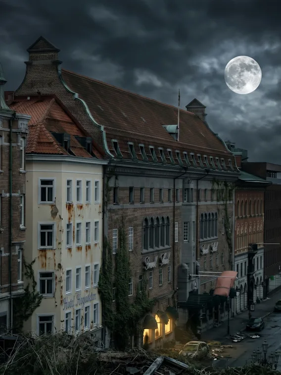 Gamle bybygninger under en mørk, skyet nattehimmel med en fuldmåne, der lyser over gaden.