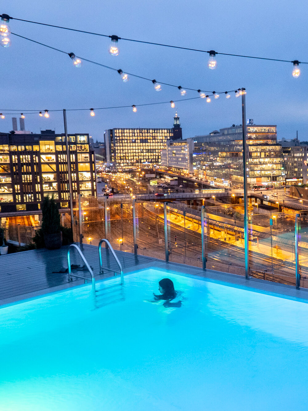 Utsikt från poolen på Selma City Spa i Stockholm.