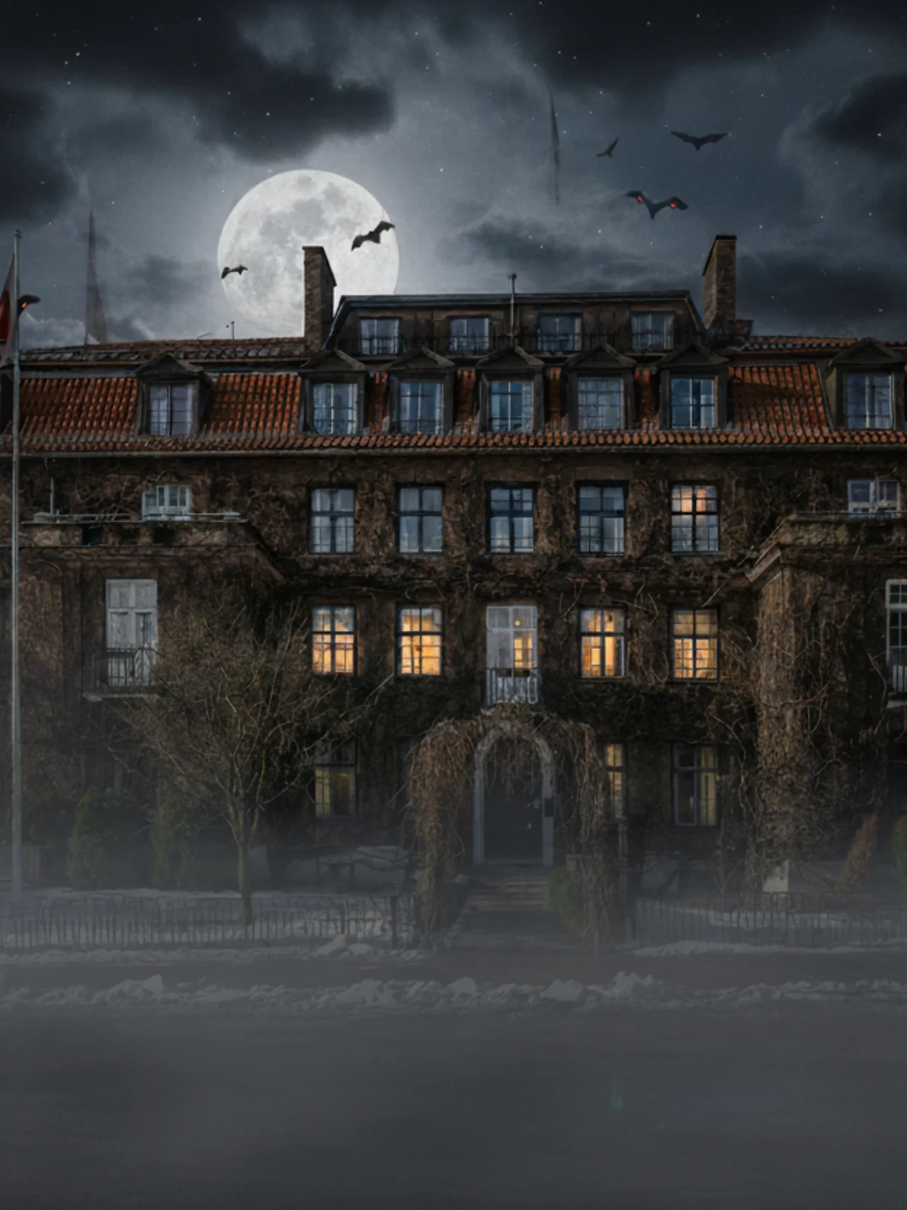 En stor villa täkket av eføy med tända vinduer står under en fullmåne. Flaggermus flyr over den mørke, skyede himmelen og skaper en skummel, mystisk atmosfære.