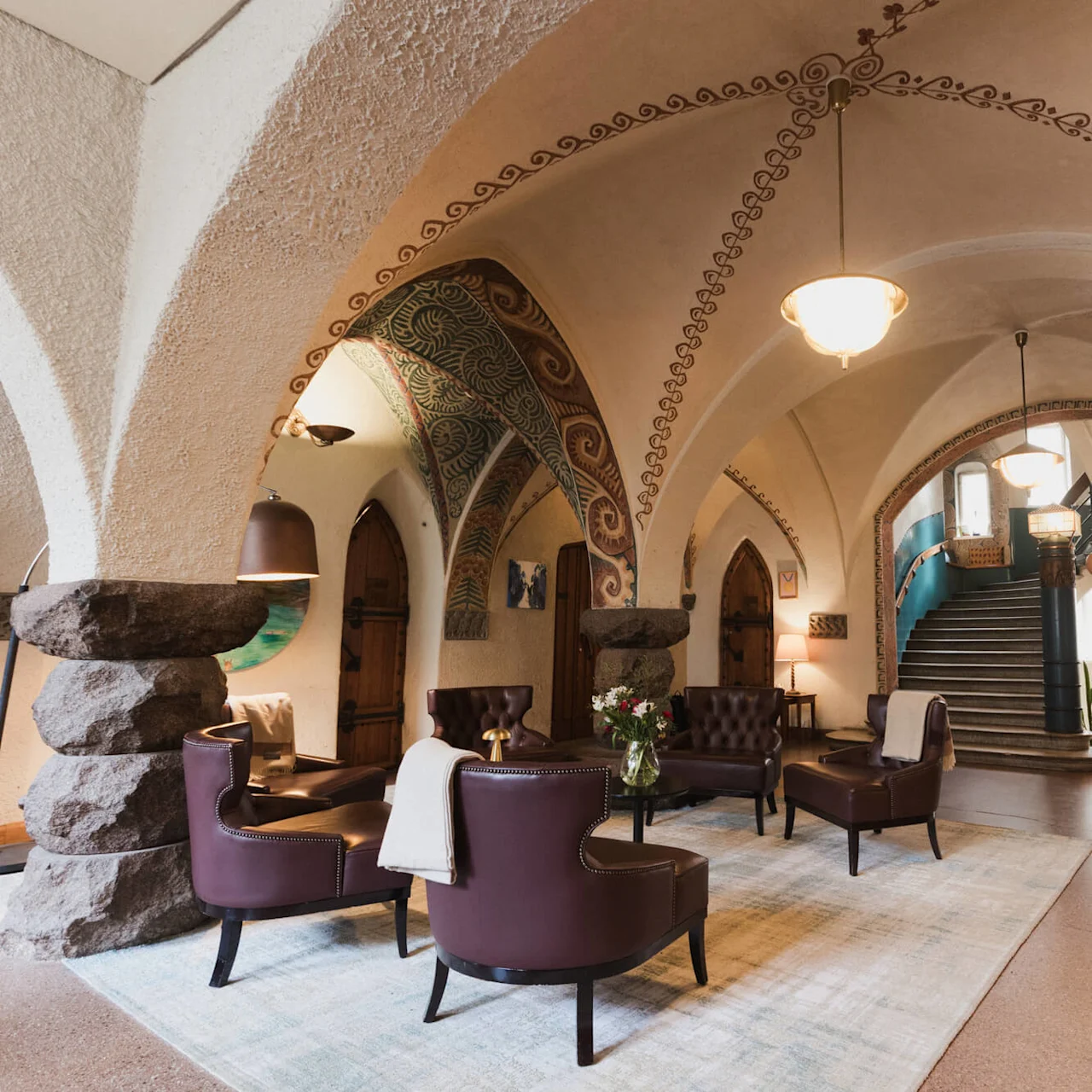 Text: "4 TORNI, 5 ULKOSAUNA, STUDIO, 3 JUHENONAL, AARIA, RESTAURANT BREAKFAST".