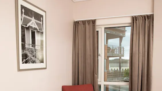Standard trippleroom at Home Hotel Bryggeparken, chair and window