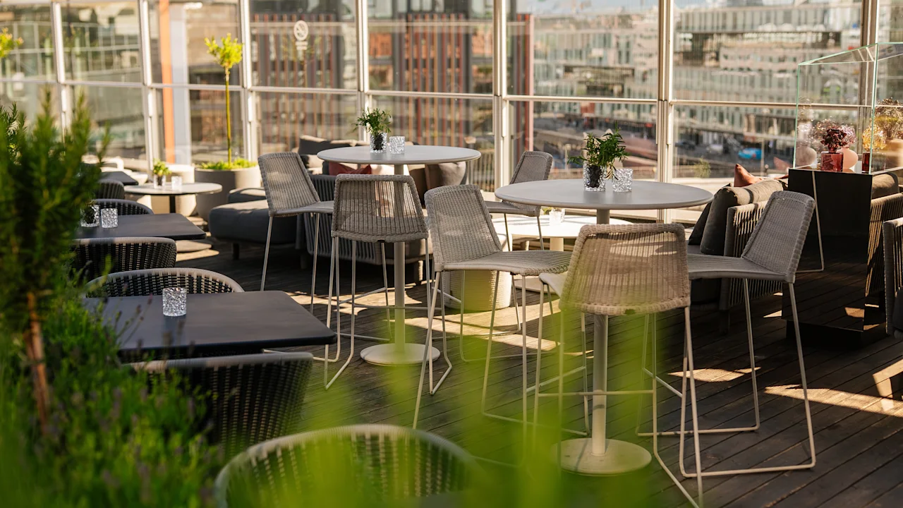 Clarion Hotel Sign Hidden Gem. Aurinkoinen kattoterassi erilaisilla istuinjärjestelyillä, täydellinen ulkona rentoutumiseen näköalalla.