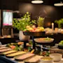 En livlig frokostbuffé med frisk frukt, pålegg og juicedispensere, klar for en herlig start på dagen.