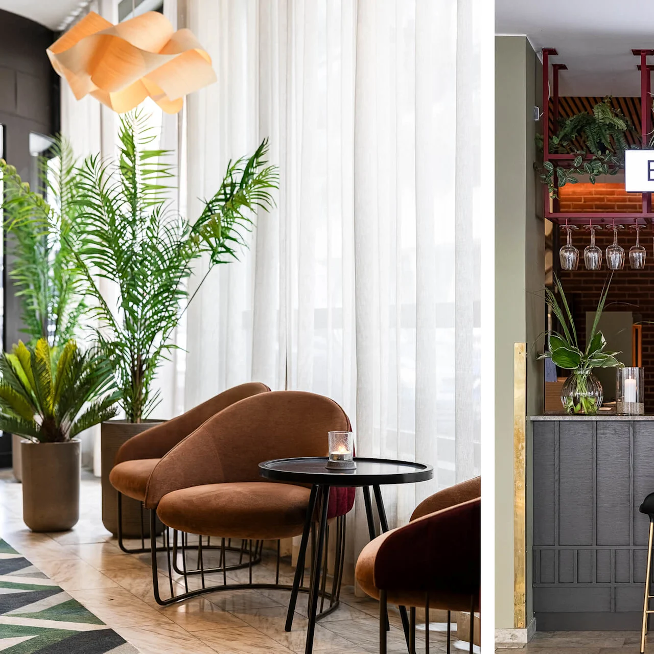 Sammetsfåtöljer nära ett litet bord vid en växt och fönster; en bar med skylten "BARCEPTION" visar glas och flaskor i ett tegelväggsrum.