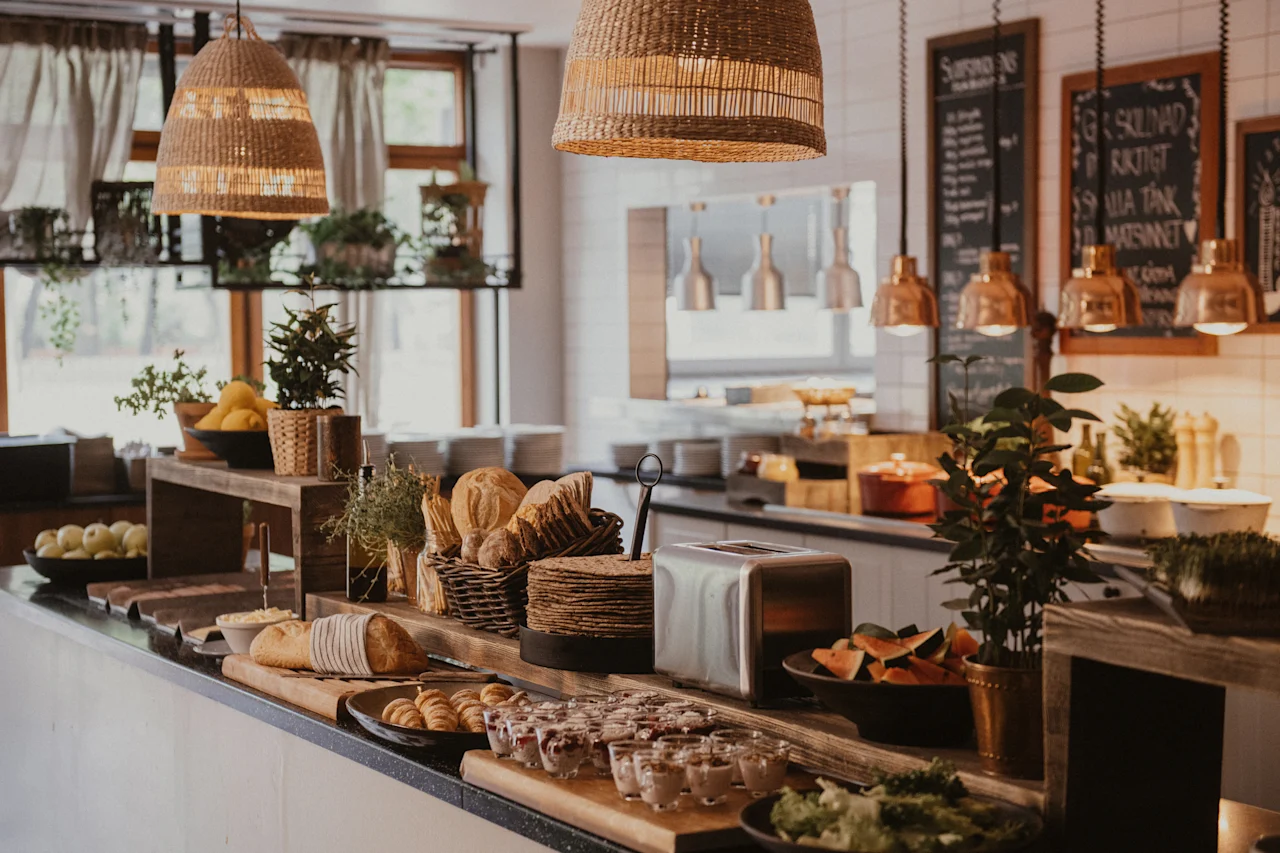 Buffet with bread, fruit, and parfaits. Chalkboards read SURFING NS and SKILLNAD RIKTIGT SMA TANK MATSINNET.