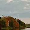 Smukke efterårsfarver i Helsinki langs vandet under en overskyet himmel.