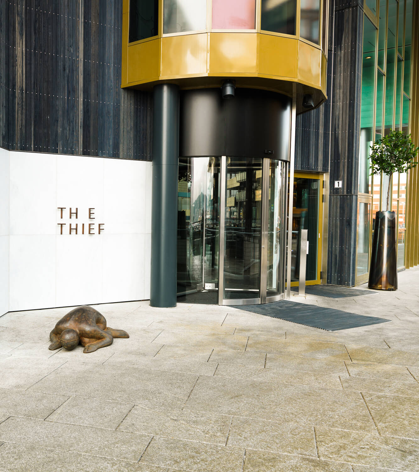 The Thief - Facade - Entrence to the hotel _16_18