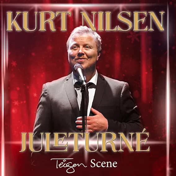 En mann i dress synger i en mikrofon på en rød scene. Teksten lyder KURT NILSEN JULETURNE Teigen Scene.