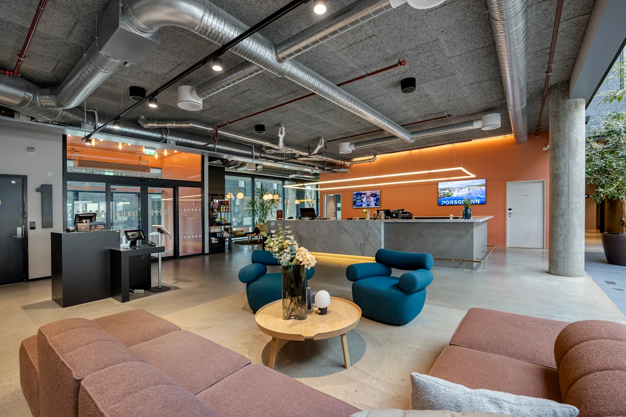 Comfort Hotel Porsgrunn: En moderne hotellobby med RECEPTION, komfortable sitteplasser og industriell stil. PORSGRUNN vises.