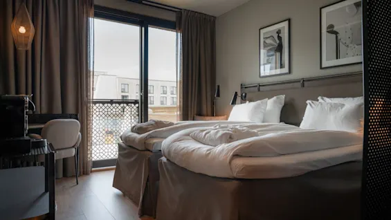 Huonetyyppi Family Connect Lily Country Clubissa. Viihtyisä hotellihuone, jossa kaksi sänkyä, työpöytä ja parvekenäkymä.