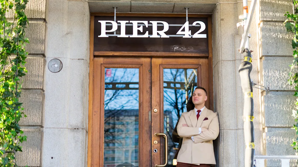 Bartender står utanför bar Pier 42 i Oslo.