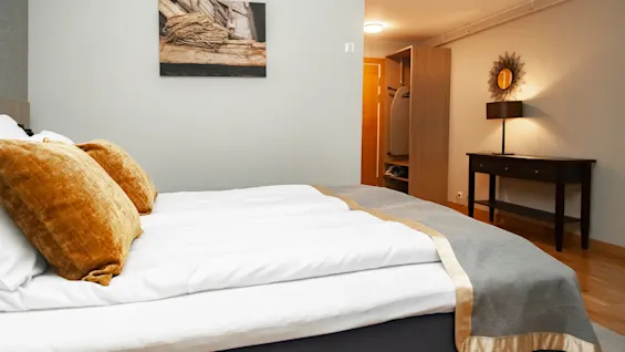 Superior doubleroom at Home Hotel Bryggeparken, made bed and picture on the wall