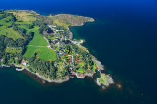 Flyfoto av øyen Flor & Fjære
