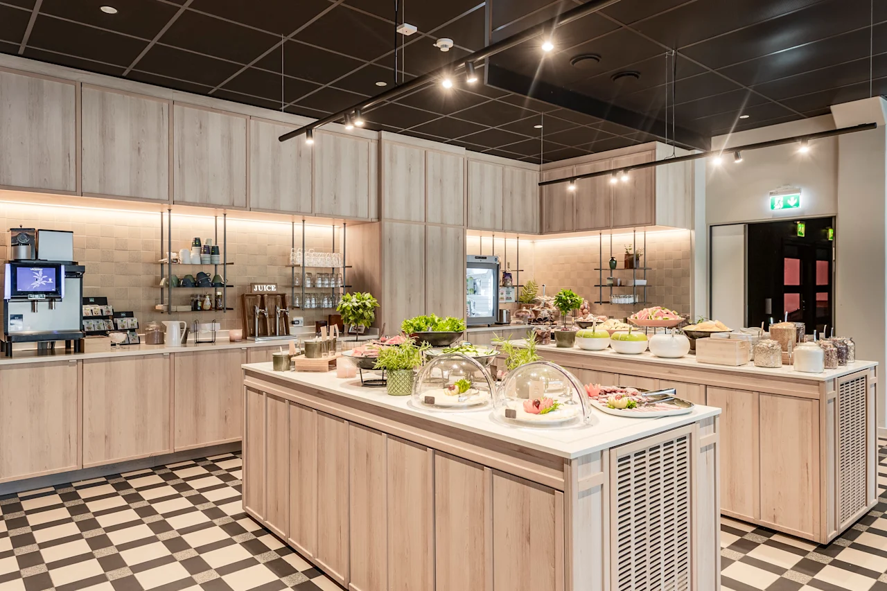 A bright and inviting buffet area at Quality Hotel Sundsvall, featuring a variety of breakfast items and beverages.