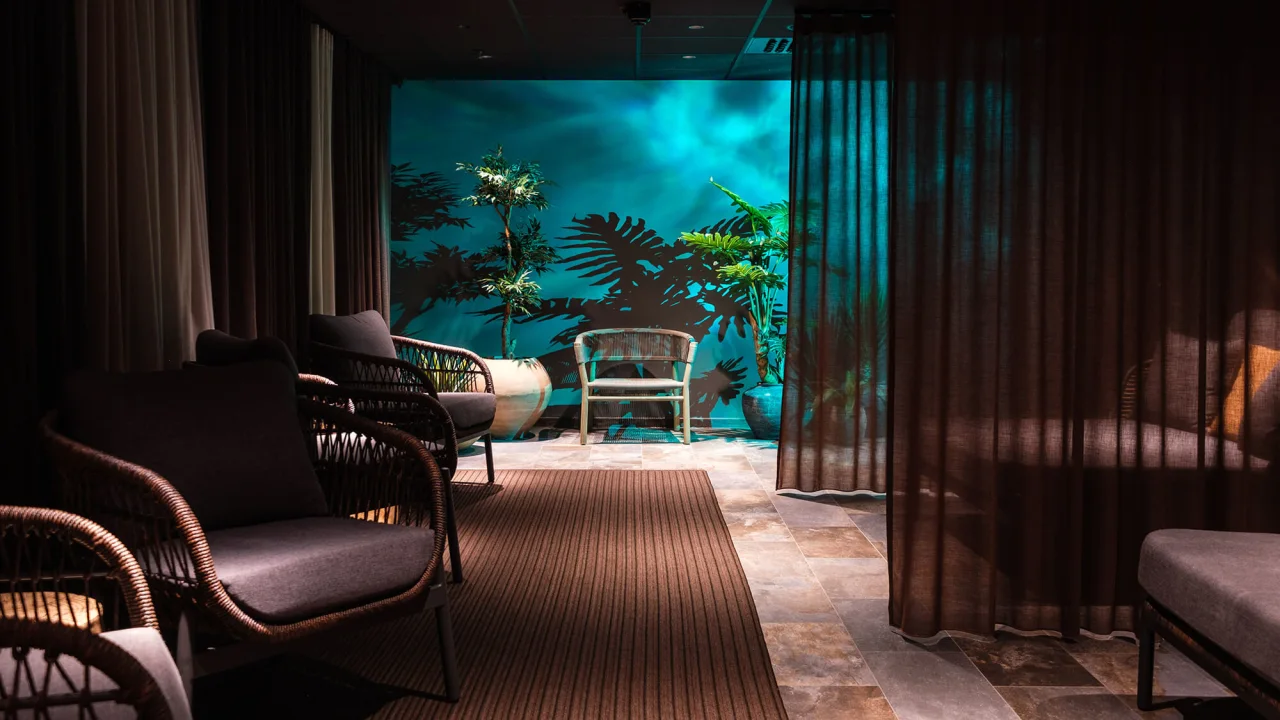 Relax-område med komfortable stoler på Obie Spa på Clarion Hotel Draken i Göteborg, Sverige.