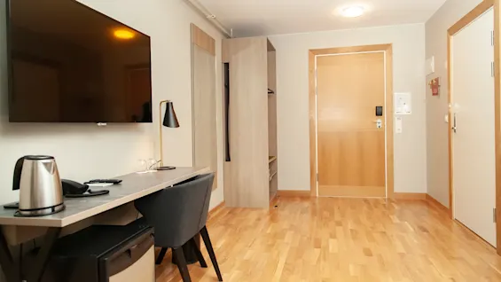 Superior doubleroom at Home Hotel Bryggeparken, TV and desk. 