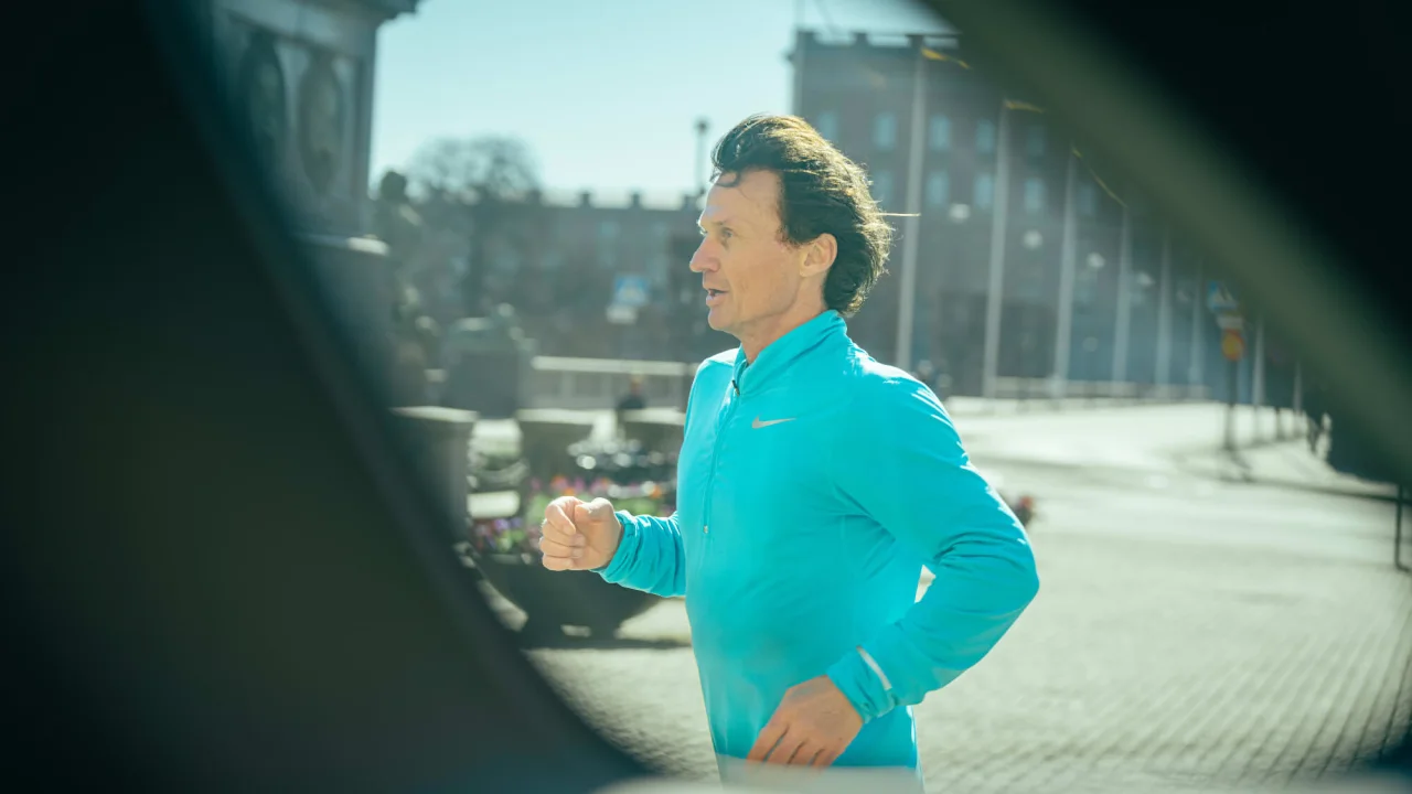 Petter Stordalen running through Stockholm city.