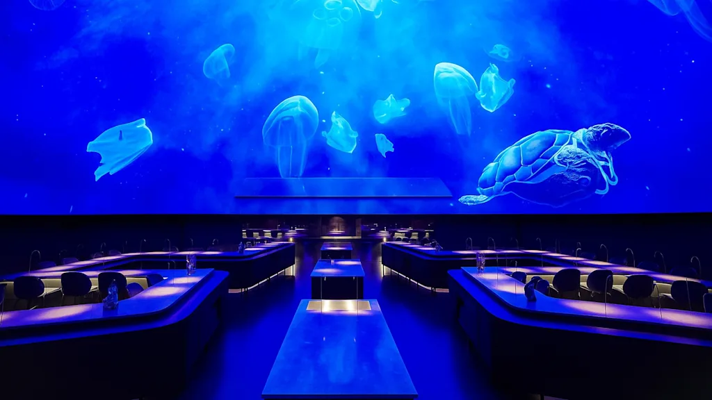 Interiøret på Michelin-restauranten Alchemist i København: Et stemningsfuldt, eksklusivt spiserum med et markant undervandstema.