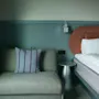 Ett inbjudande och bekvämt gästrum på Stopover Hotel Falkenberg, perfekt för en avkopplande vistelse.