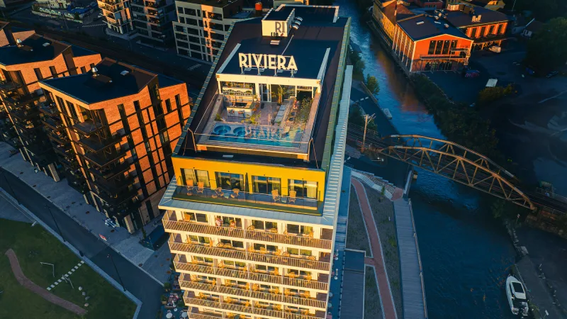 Yövy Hotel Rivierassa