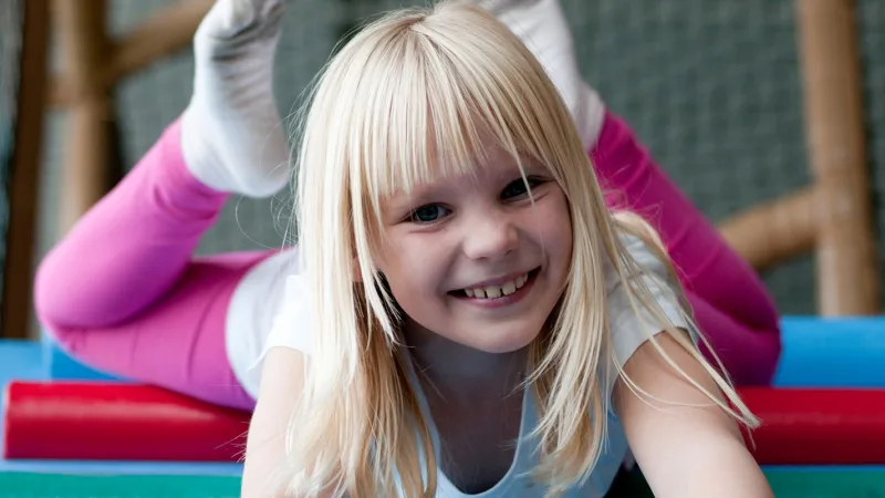 En liten jente leker i en hoppeborg på Quality Hotel™ Sarpsborg.