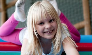 En liten jente leker i en hoppeborg på Quality Hotel™ Sarpsborg.