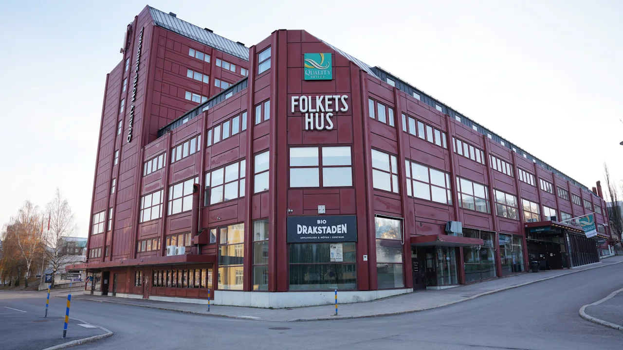 Quality Hotel Sundsvall, suuri punainen rakennus, jossa on Folkets Hus ja Bio Drakstaden -kyltit, kuvattuna kadunkulmasta.