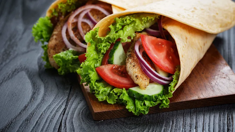 To velfyldte wraps på et bord. 