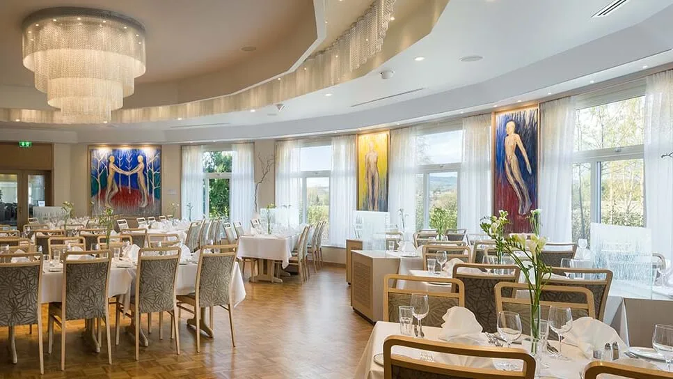 Orangerie with art at the walls at Restaurant Quality Hotel Olavsgaard