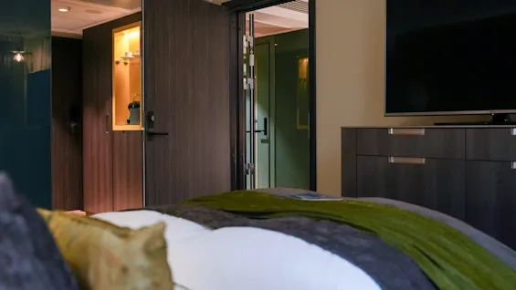 Et koselig hotellrom på Clarion Hotel The Hub med seng, kaffestasjon og TV-område, som inviterer til avslapning.