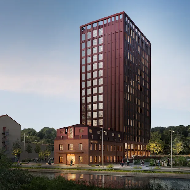 Quality Hotel The Book. En moderne høyblokk og historisk mursteinsbygning ved en elv, med folk som nyter utendørs.