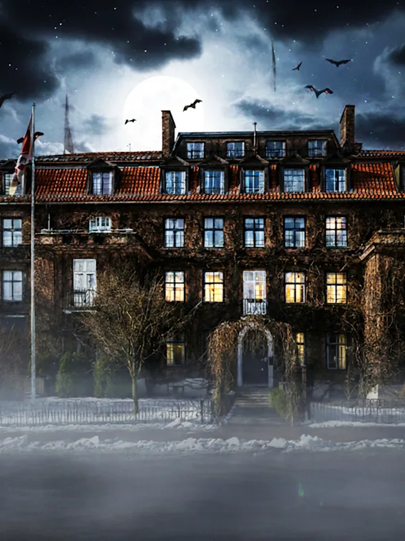 Et uhyggeligt herregårdshotel under en fuldmåne med tåge og flagermus i luften.
