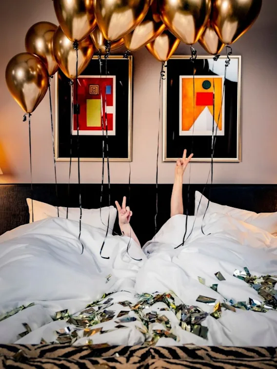 Fira i sängen med guldballonger och konfetti på Hotel Lilla Roberts i Helsingborg