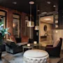 Et stilfuldt og indbydende hotelloungeområde designet til afslapning, med komfortable siddepladser og et WC-skilt.